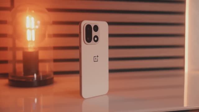 OnePlus 15 через 4 недели: серьезное обновление... с реальными компромиссами... смотреть онлайн