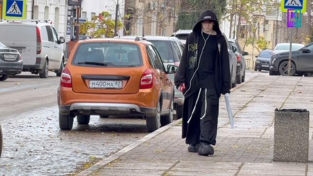 В Керчи продолжается очистка улиц от опавшей листвы смотреть онлайн