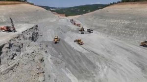 Бульдозер Cat D8R работает на строительстве огромного шоссе.