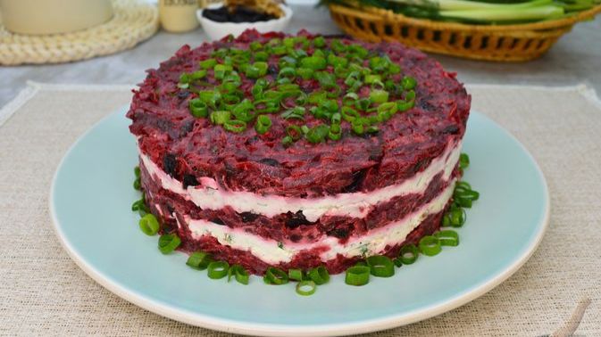 Нарядная слоёная закуска. ЗАКУСОЧНЫЙ СВЕКОЛЬНЫЙ ТОРТ С ЧЕРНОСЛИВОМ смотреть онлайн