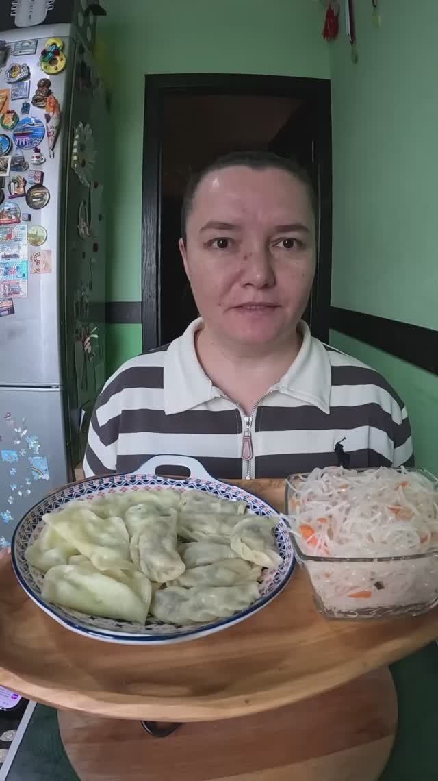 Вареники домашние, салат фунчоза. Мукбанг. Домашняя еда смотреть онлайн
