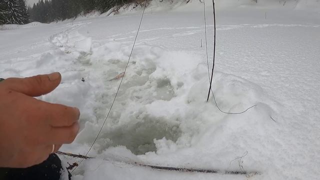 РЫБАЛКА НА КОСЫНКИ НА ТАЕЖНОЙ РЕЧКЕ.💯 СНЕГА ПО КОЛЕНО.