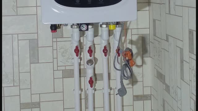 Сделал пластиковое отопление и смонтировал настенный газовый котёл . смотреть онлайн