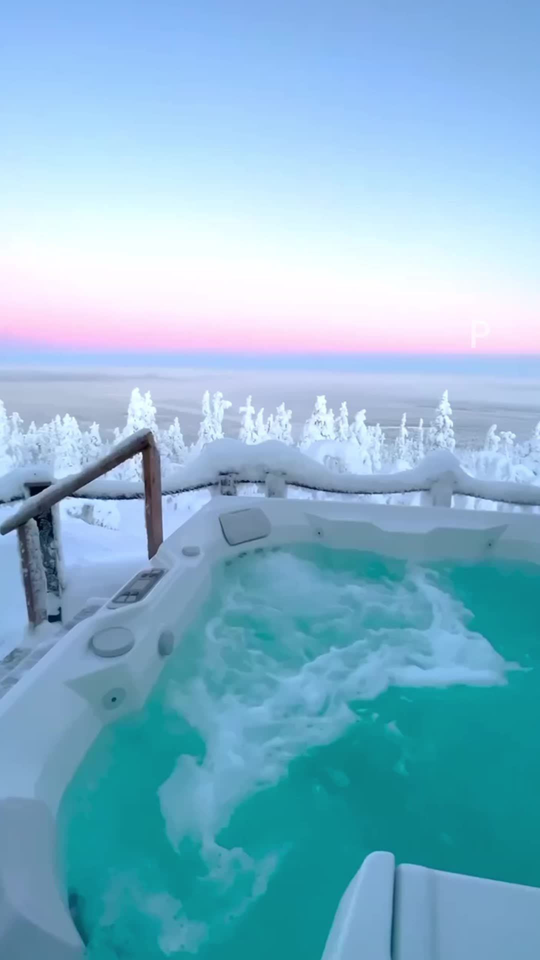 В Финской Лапландии расположен уникальный бутик-отель Levin Iglut Golden Crown, предлагающий гост... смотреть онлайн