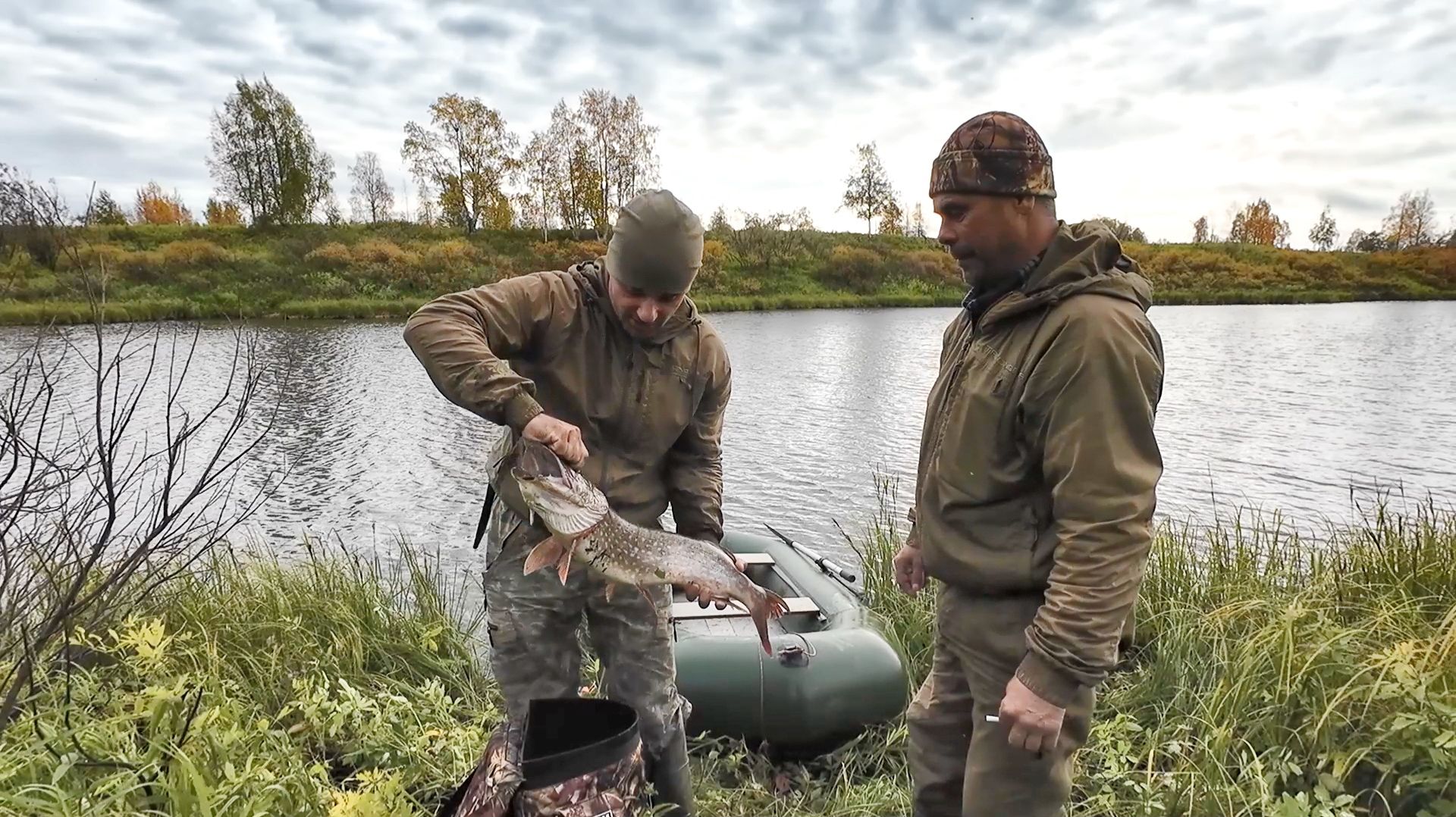 ПРОВЕРКА СЕТЕЙ НА НОВОМ МЕСТЕ. ХОРОШАЯ ЩУКА ЗАЦЕПИЛАСЬ УСАМИ. ДОБРЫЙ УЛОВ НА СЕТИ В ОЗЕРЕ. смотреть онлайн