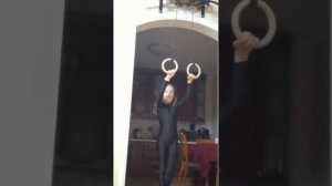 Как сделать упражнение кувырок на кольцах