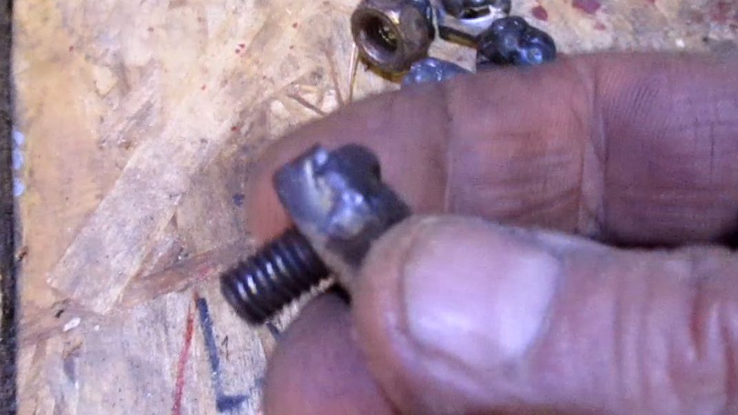 Обломилась шпилька на выпускном коллекторе ВАЗ 2115, как отвернули... смотреть онлайн