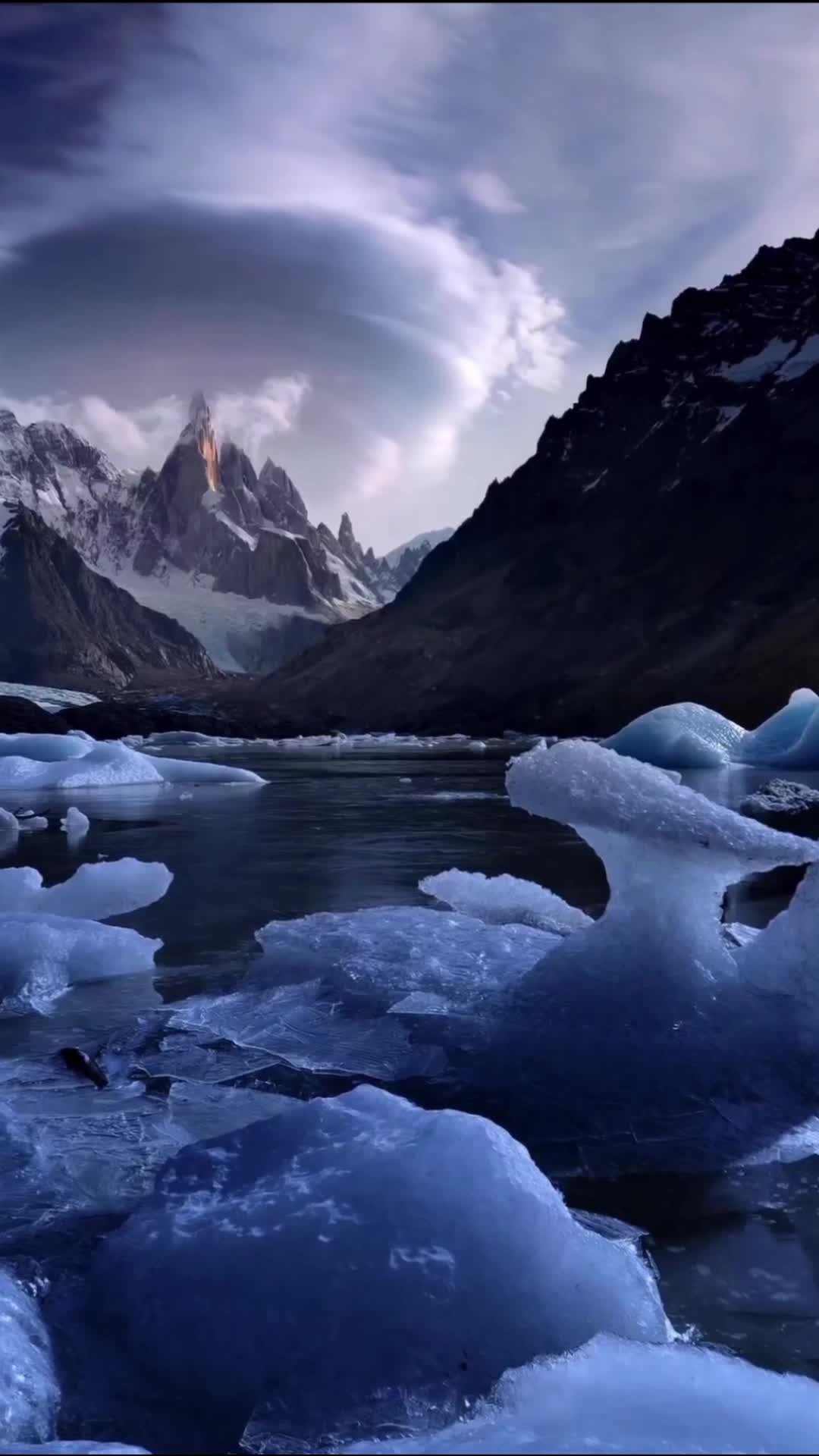 Лагуна Торре - это удивительное природное явление, расположенное в регионе Патагонии на юге Арген... смотреть онлайн