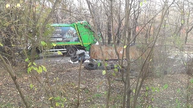 18 ноября 2025 года - 11-13 мск - мусоросборник уезжает, оставив часть мусора