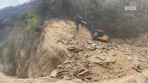 Экскаватор Hyundai грызет холм.