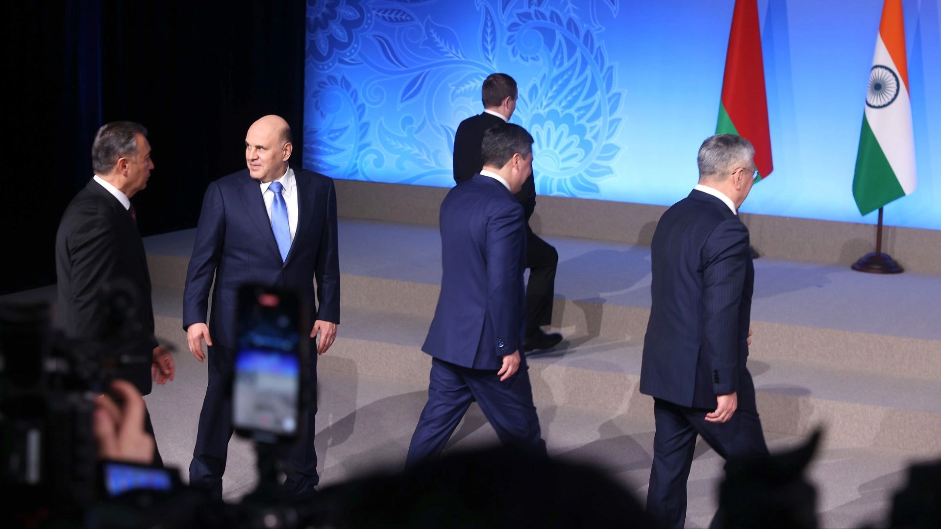 Пока G20 тонет в скандалах, ШОС клепает банк смотреть онлайн