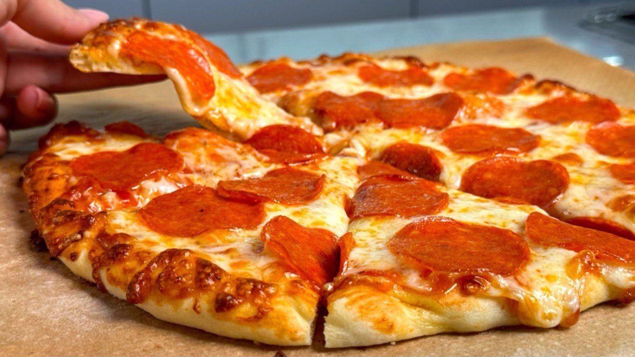 Самая Вкусная ПИЦЦА! Пицца Пепперони на тонком тесте, проще рецепта не знаю! Вкусно, быстро и просто смотреть онлайн