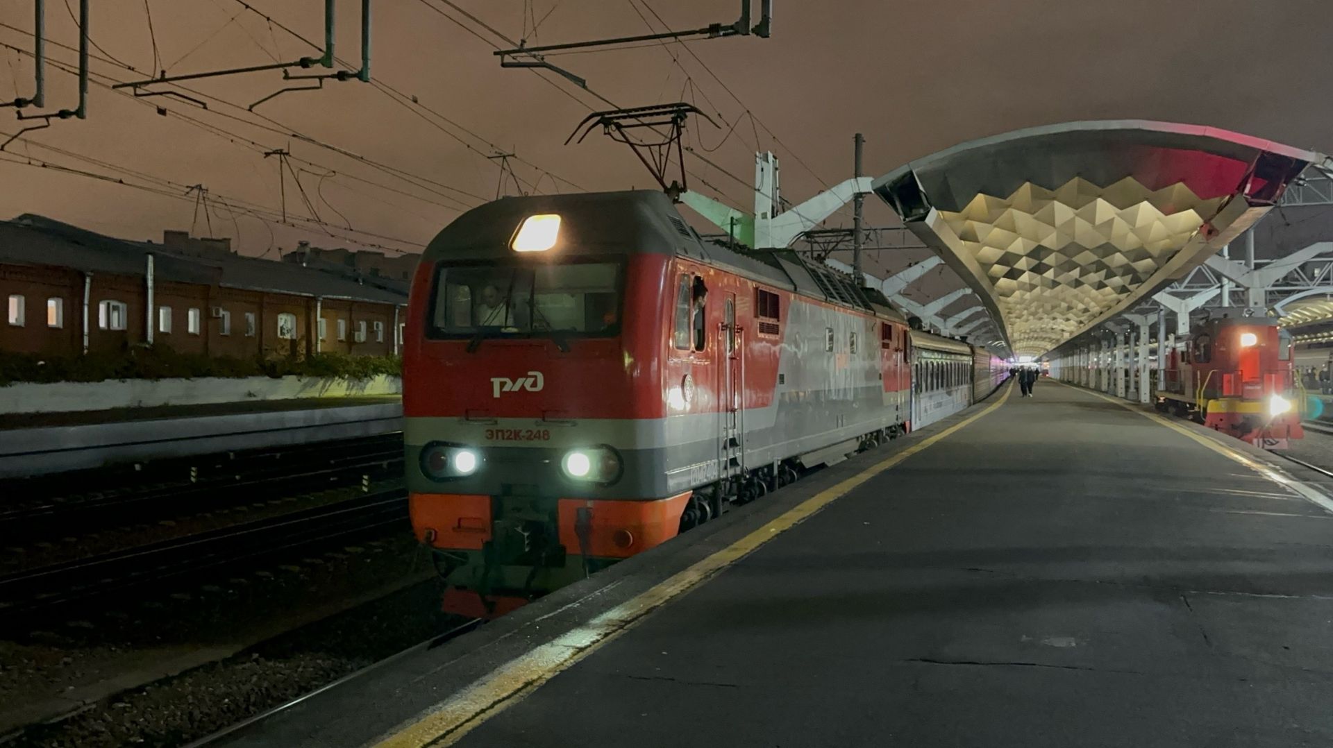 «С вагоном Деда Мороза!» Электровоз ЭП2К-248 с пасс.поездом на Московском вокзале, ноябрь 2025 года смотреть онлайн