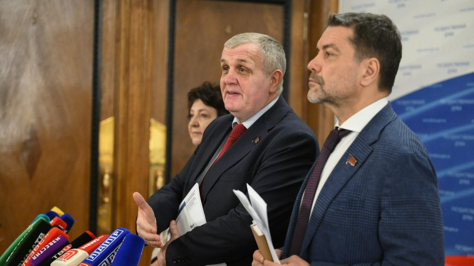 Брифинг депутатов фракции КПРФ в Госдуме (19.112025) смотреть онлайн