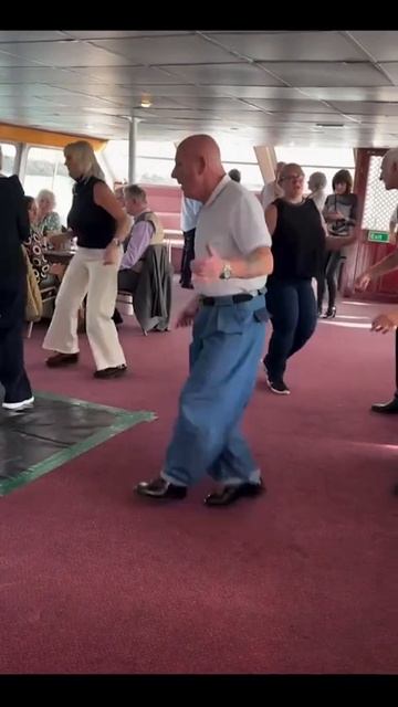 Блудунишка... Пенсия жжжёт... #пенсионеры #танцы #танцоры #пенсия #dance #бабник #ловелас #блудун смотреть онлайн