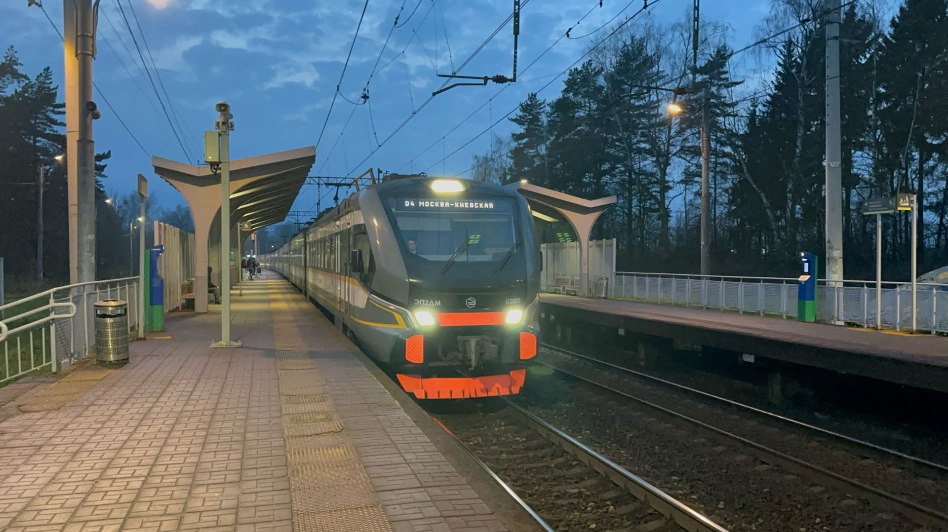 Поезда на перегоне Калужского направления: электрички, ПДС и обкатка поезда деда мороза, ноябрь 2025 смотреть онлайн