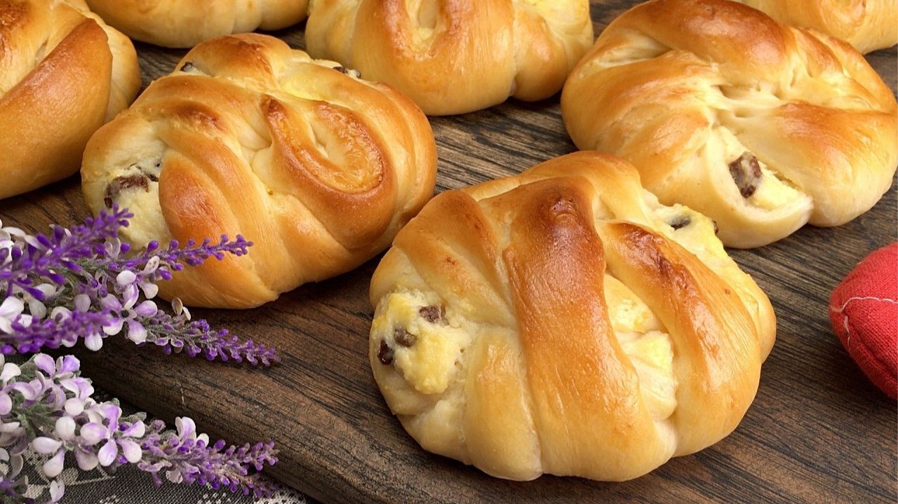Бесподобные БУЛОЧКИ с Творогом! Нежнейшее, пуховое тесто и сочная, вкусная, творожная начинка смотреть онлайн