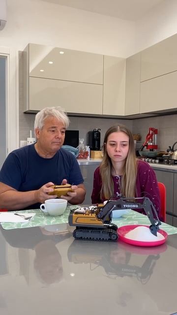 Когда пытаешься доказать, что твои покупки из интернета на самом деле не бесполезные 😁😁😁 смотреть онлайн