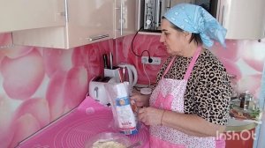 Пекла рогалики, закрывала розы/как живут в русской деревне...