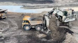 Захватывающее видео с погрузкой экскаватора Liebherr R9350 на самосвал Caterpillar