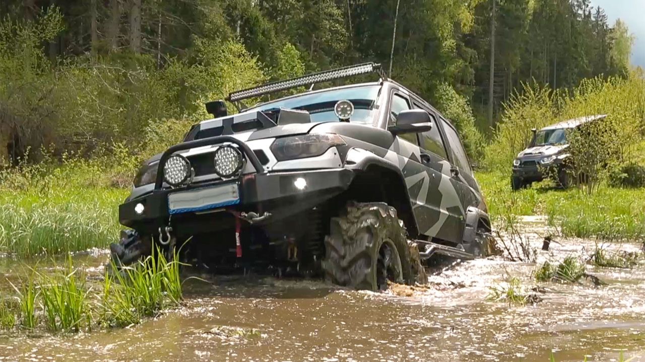 УАЗЫ РВУТ БЕЗДОРОЖЬЕ! Landrover в ШОКЕ от Уаз Патриот на бездорожье смотреть онлайн