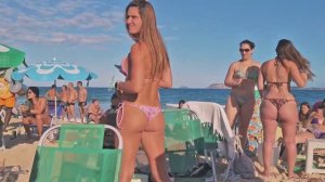 Пляжные прогулки в микробикини. Красивые девушки на пляже