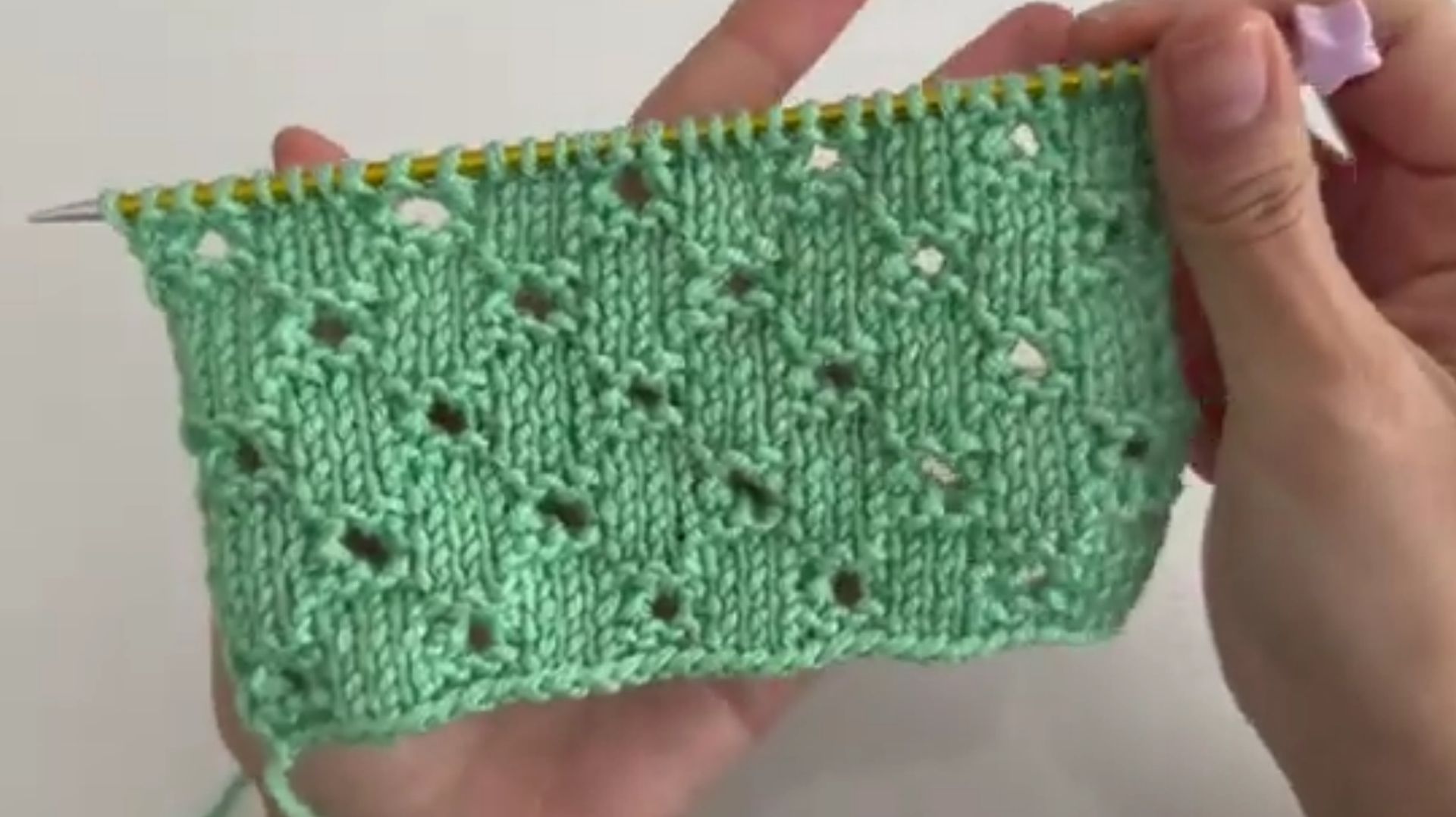 Простой красивый узор спицами попетельно - Вязание спицами смотреть онлайн