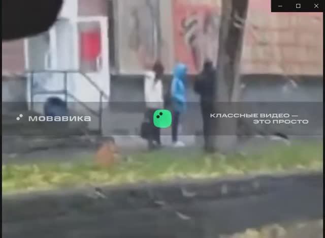 Две девушки ходят просят деньги у прохожих смотреть онлайн