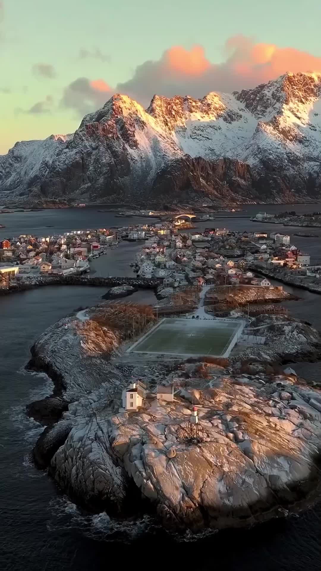 Лофотенские острова представляют собой прекрасный архипелаг в Норвегии, известный своими впечатля... смотреть онлайн