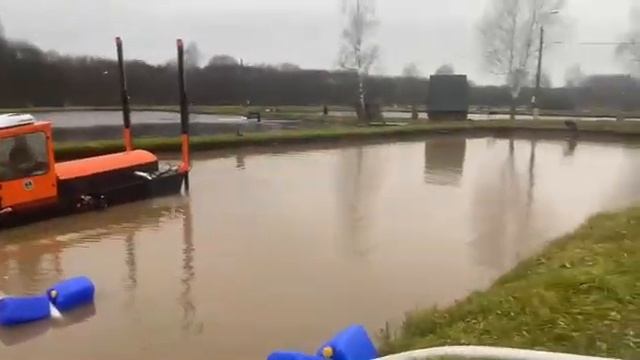 Очистка искусственного водоема от ила