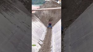 Строительство. разгрузка баржи. со щебнем