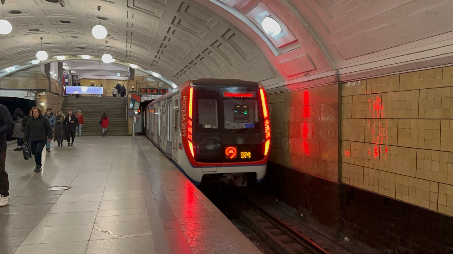 Метропоезд «Москва-2019» №74 на ст.м.Библиотека им.Ленина, ноябрь 2025 года смотреть онлайн