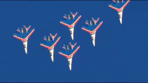 “Русские витязи” на истребителях Су-35 выступили на Dubai Airshow 2025