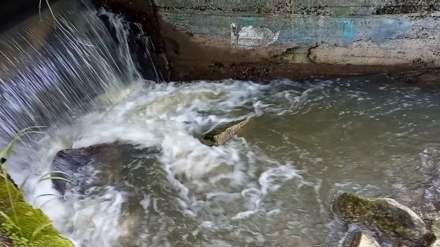 Каскадный водопад Каменки, холодный минеральный источник, искусственно отведенный из пещер смотреть онлайн