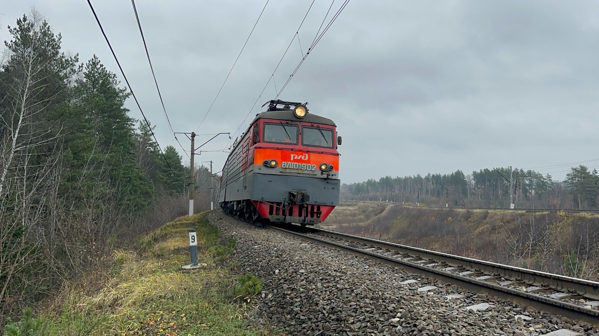 «Перегонка!» Электровоз ВЛ10У-902 с ТГМ4А-994 и грузовым поездом на перегоне, ноябрь 2025 года смотреть онлайн