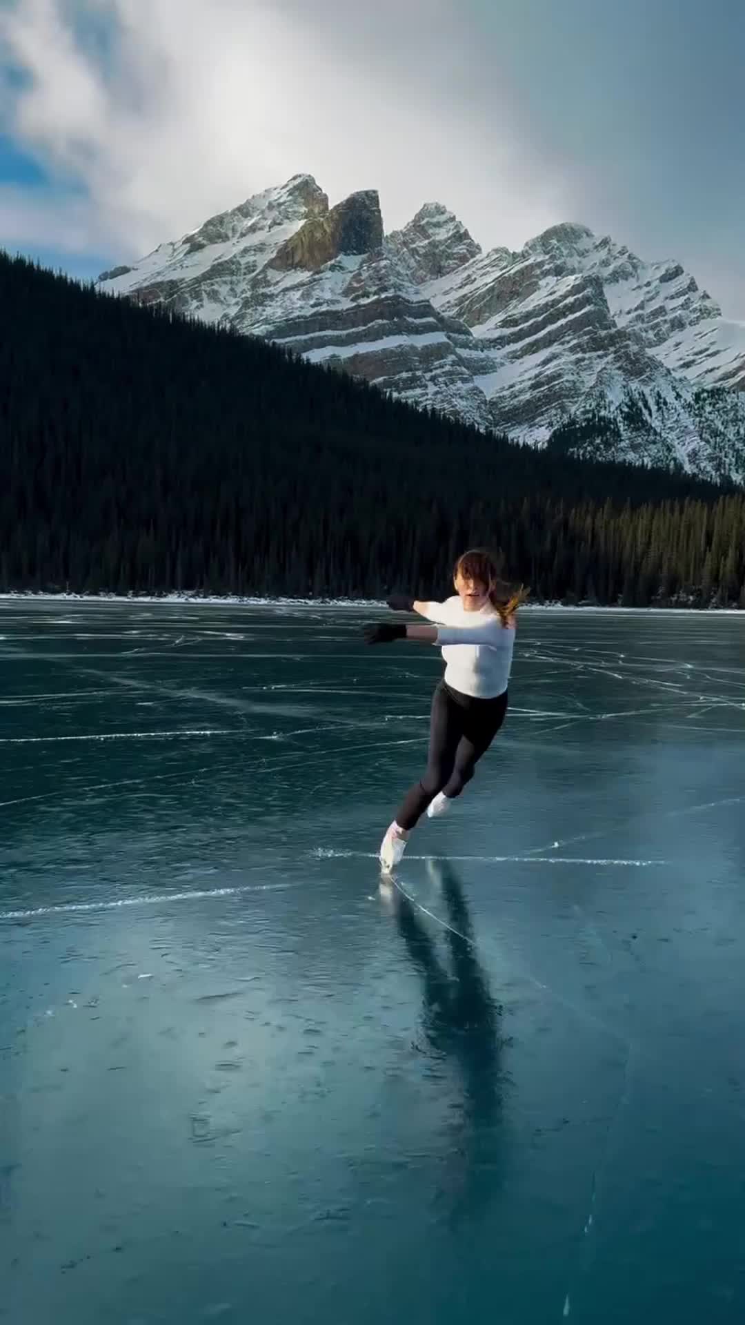 Озеро Пейто - это великолепное горное озеро, расположенное в Национальном парке Банф в Канаде. Зи... смотреть онлайн