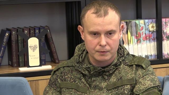 В библиотеке студенты познакомились с участником СВО.mp4 смотреть онлайн