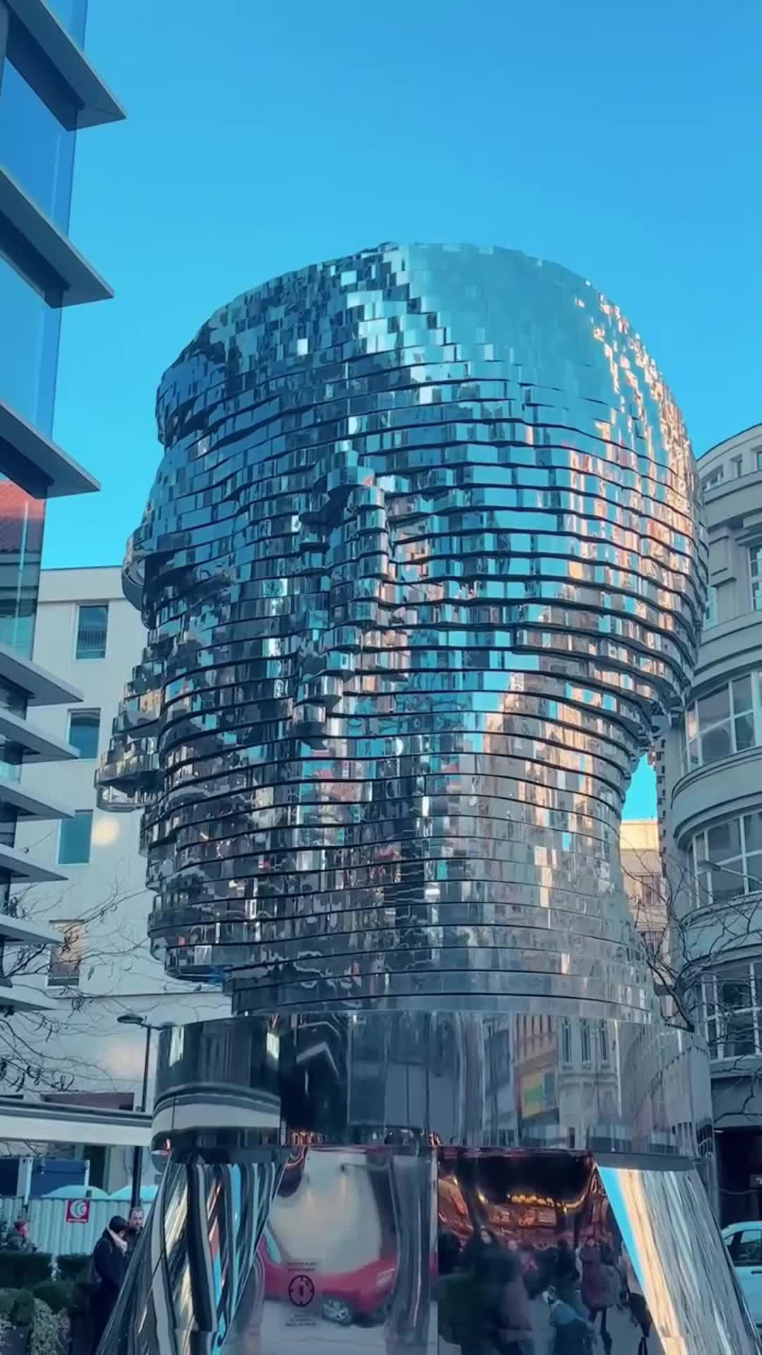 Скульптура в форме головы Франца Кафки, созданная Давидом Черни, представляет собой произведение ... смотреть онлайн