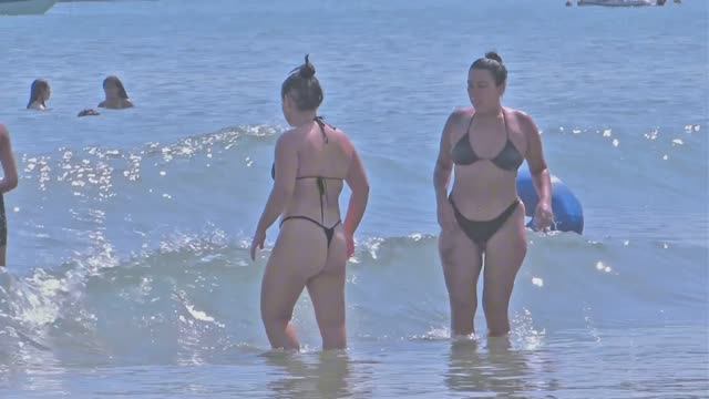 Красивые женщины в открытых купальниках на пляже ! смотреть онлайн