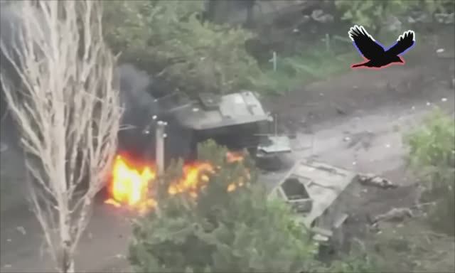 Наш танк Т-80БВМ превращает в пыль два НАТОвских MRAP ВСУ 💥 смотреть онлайн