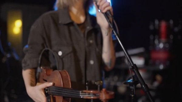 Плакать в темноте