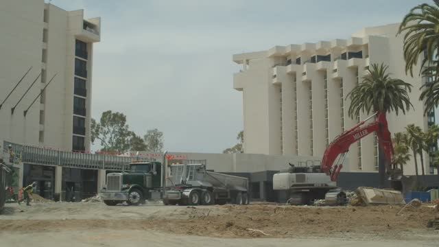 🍿 Экскаватор. Познавательное видео про машины для детей смотреть онлайн