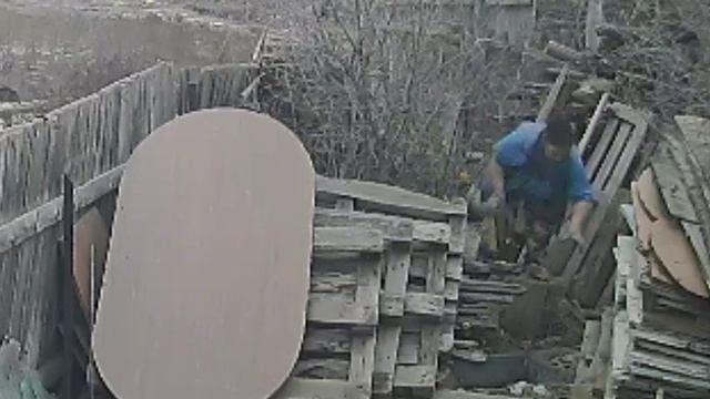Рублю дрова для печки больше не кому!Не подходить ко мне пока у меня в руках,дрова и топор👍😊х
