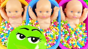 Мультики для детей. Конфетки в ванночках с куклами. Смотреть онлайн для детей и малышей.