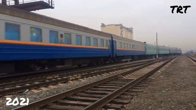 Пассажирский поезд 379 Алматы-Уральск Станция ТуркестанStation Turkestan KazakhstanКТЖ ТЭ33А