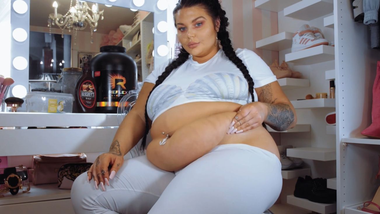 девушка играет с животиком смотреть онлайн