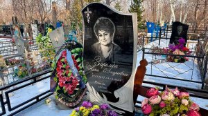 ЭТА МОГИЛА НЕ ПРОСТО ИСТОРИЯ — ОНА РАЗБИВАЕТ ВНУТРИ, ТУТ ТИШИНА КРИЧИТ ГРОМЧЕ ЖИВЫХ.