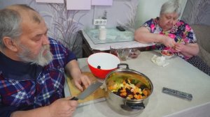 Пенсионер сбегает в деревню от жены и сына сделав компот Поставил Новогоднюю ёлку