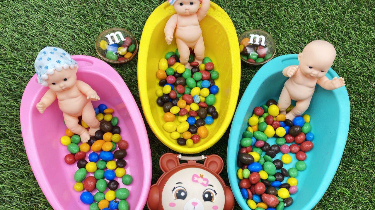 Мультики для девочек. Смешиваем разноцветные шарики и слайм в ванночках. Мультики для малышей смотреть онлайн