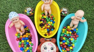 Мультики для девочек. Смешиваем разноцветные шарики и слайм в ванночках. Мультики для малышей